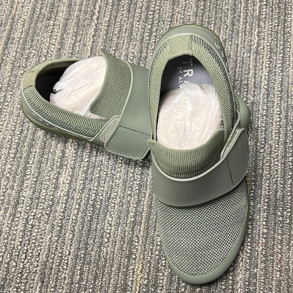 Alegria TRAQ Qwik Sneakers in moss green size 39 US SIZE 9